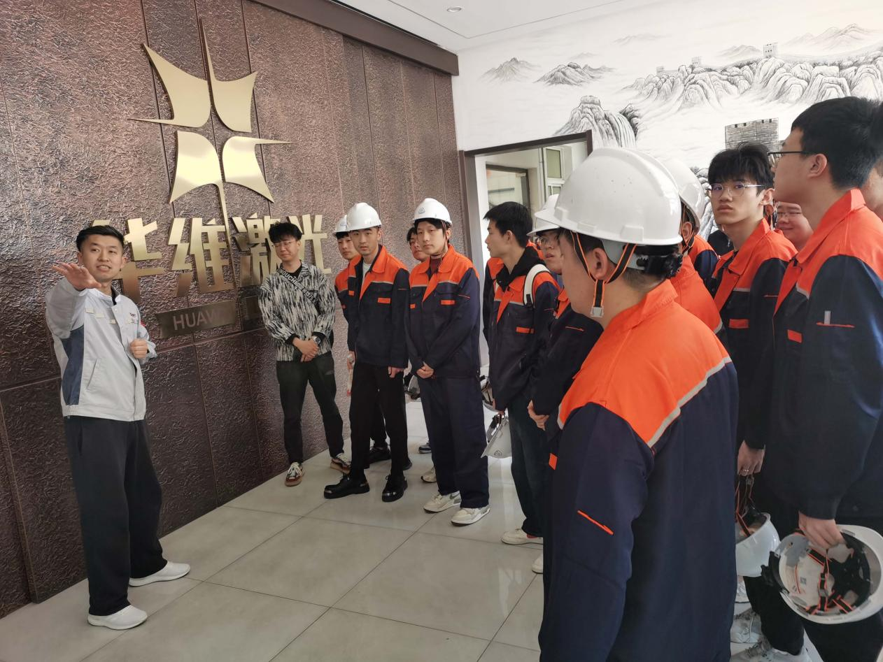 Les enseignants et les étudiants de l'Université de technologie de Shenyang ont visité Huawei Laser Equipment Manufacturing Co., Ltd.