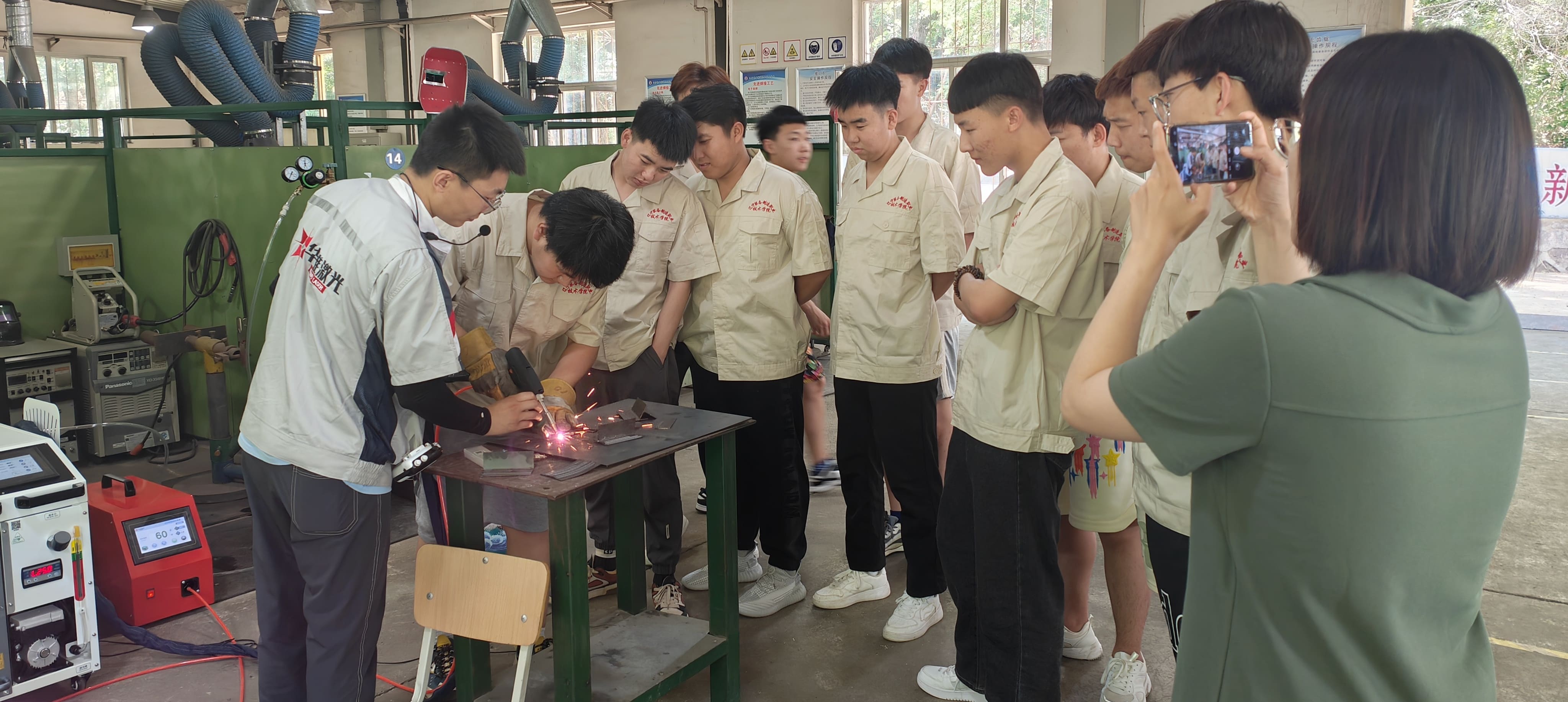 Le soudeur portable de Huawei Laser 1500W augmente la formation des compétences au Liaoning Tech College